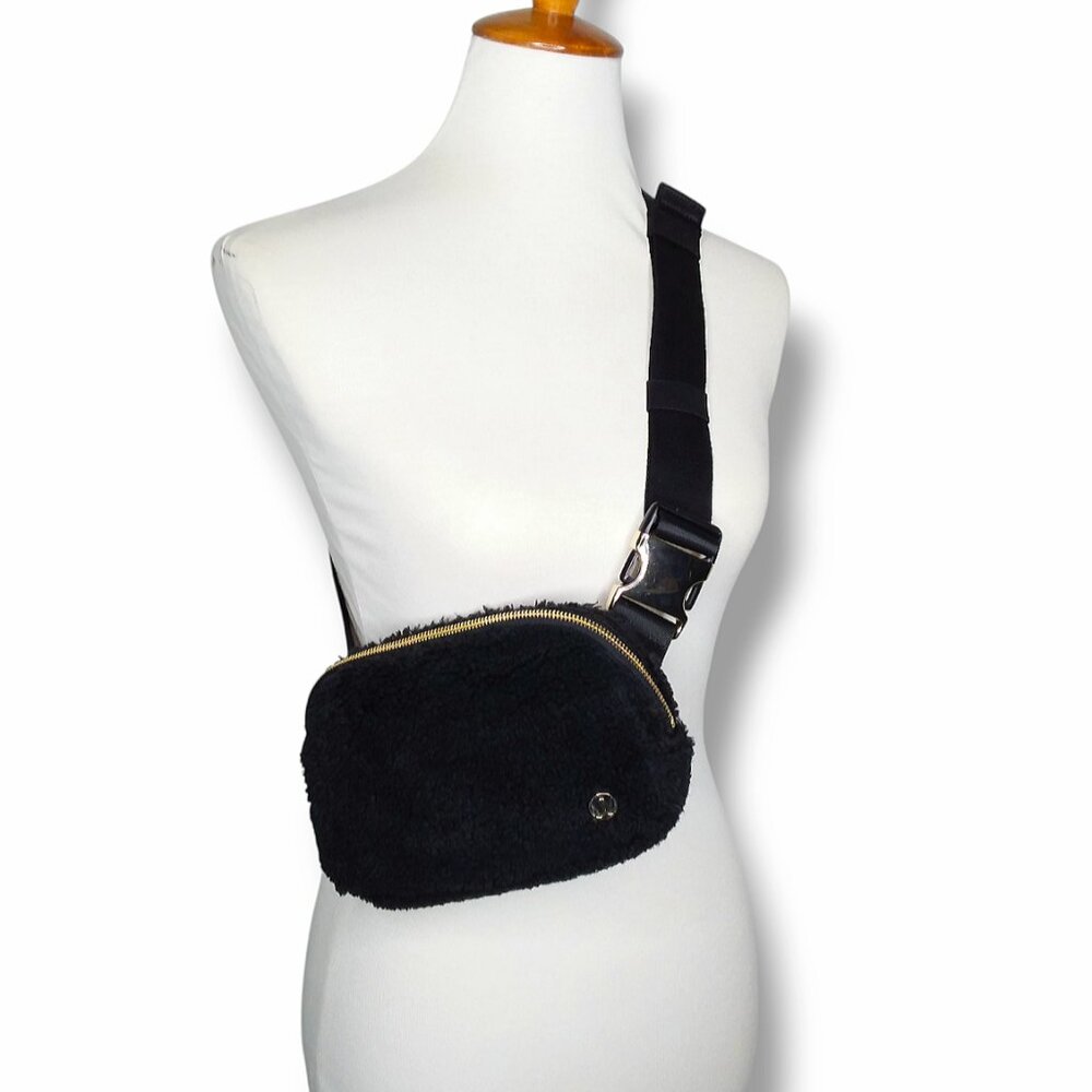 Lululemon Everywhere Belt Bag Fleece Black 1L Fuzzy Gold Tone Logo Sporty Unisex